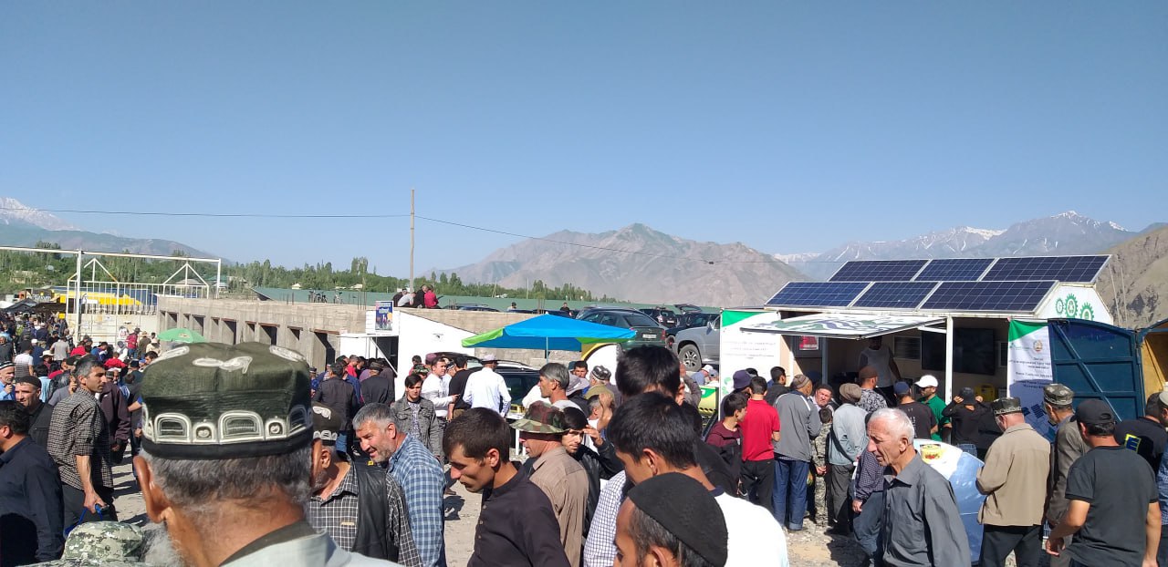 Conducting an information campaign through the “Mobile Energy Car” in the Zarafshon valley.